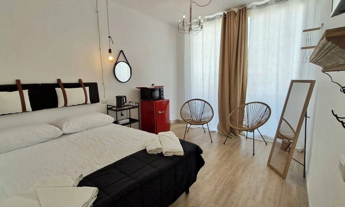 Sant'Isidoro Bed & Breakfast | Bed and Breakfast 'Isid'Oro Rooms - Camera 5' with Wi-Fi and Air Conditioning