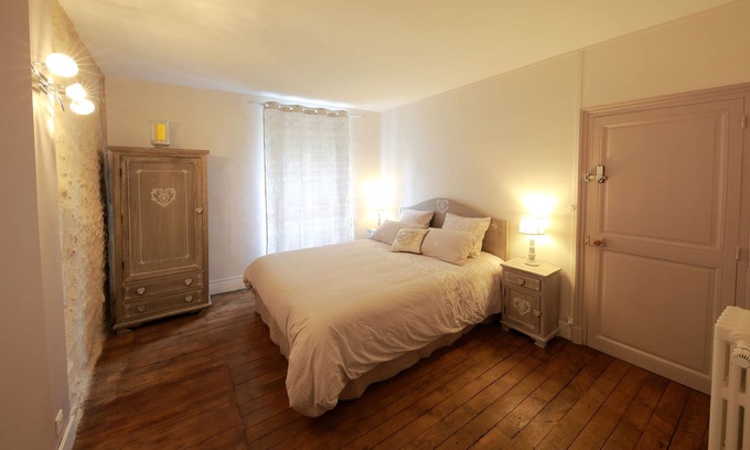 Latille House | Inviting Bed and Breakfast La Loge des Fées with Dining