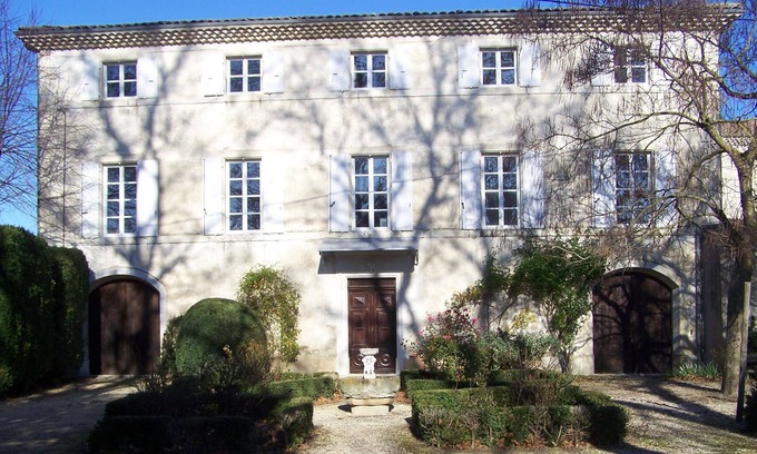 Charols House | Cozy Escape at Bed and Breakfast Miel with Pool & Kitchen