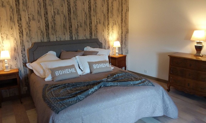 Montmoreau-Saint-Cybard House | Cozy Getaway at Bed and Breakfast 'MONTIS MAURELLI'