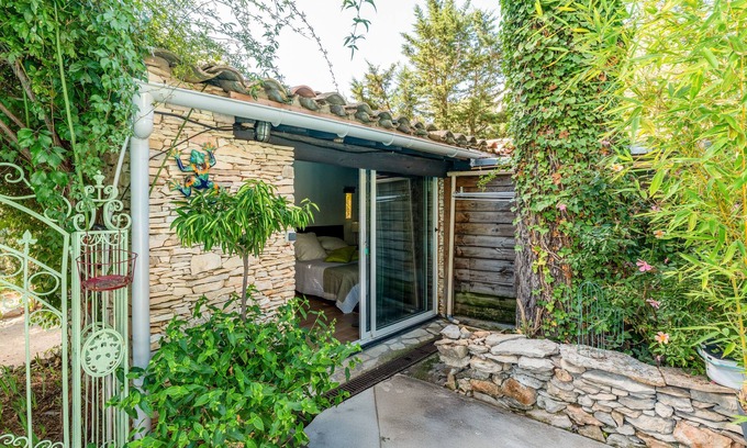 Quartier des Espesses Bed & Breakfast | Bed and Breakfast 'Vert' with Shared Pool, Wi-Fi and Air Conditioning