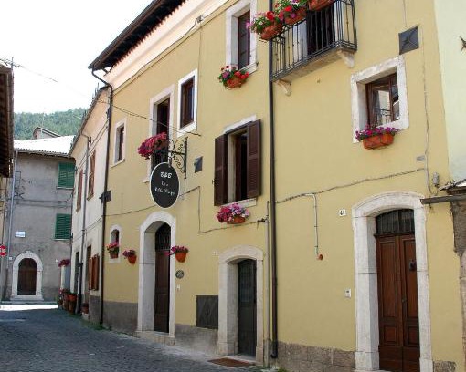 Pescasseroli Bed & Breakfast | Cozy Bed and Breakfast Via Della Piazza with Hot Tub