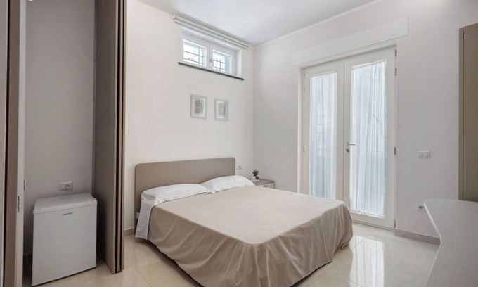 Castellammare di Stabia Bed & Breakfast | Bed and Breakfast 'Stabiae Charm - Encanto' with Balcony, Wi-Fi and Air Conditioning