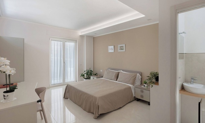 Castellammare di Stabia Bed & Breakfast | Bed and Breakfast 'Stabiae Charm - Prestige Room' with Balcony, Wi-Fi and Air Conditioning