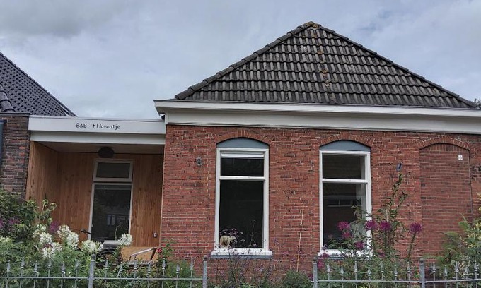 Ezinge Apartment | Charming Bed & Breakfast Appartement 't Haventje Awaits You