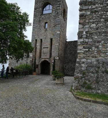 Padenghe sul Garda Bed & Breakfast | Cozy Bed & Breakfast Castello: Family-Friendly Stay