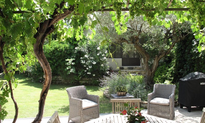 Loriol-du-Comtat House | Idyllic Bed & Breakfast in a Provencal Farmhouse with Pool