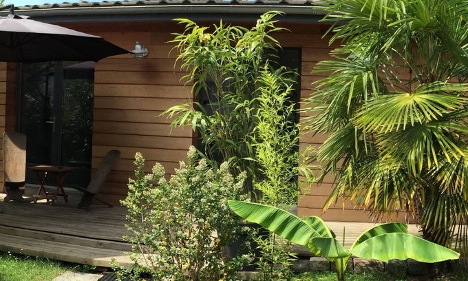 Merignac Ski Chalet | Cozy Oceanfront Studio with Breakfast & Pet-Friendly Stay