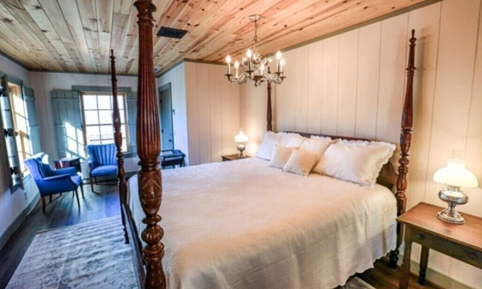 Staunton Bed & Breakfast | Historical Log Cabin Bed & Breakfast with Spa Amenities