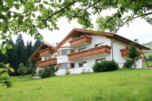 Maranza House | Inviting Untermüllerhof Bed & Breakfast with Ocean Views