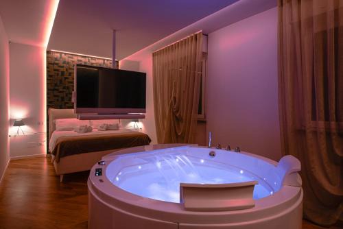 Bergamo Apartment | Indulge at Bed&Dreams in Bergamo with Jacuzzi & Hot Tub