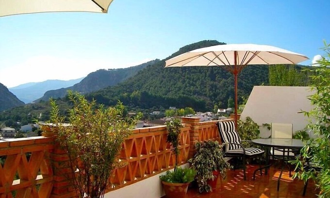 Conchar Cottage | Tranquil Valley Retreat with Pool and Spa Amenities
