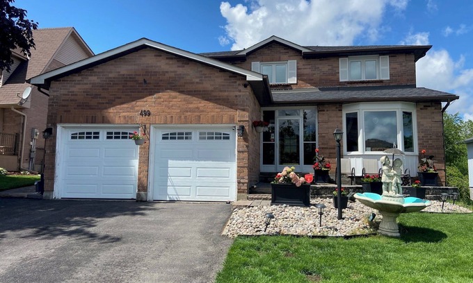 York Regional Municipality House | Bed of Roses Short Term Rental. Hot Tub! Bright 2 bdrm basement. Sleeps 4.
