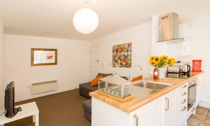 Eastleigh Apartment | Convenient Beddoe Apartments: 1-Bedroom near Airport