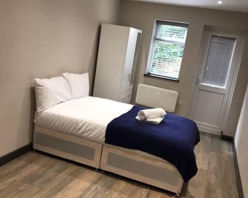 London Borough of Hounslow Apartment | Discover Comfort at Bedfont House: Your Ideal Getaway