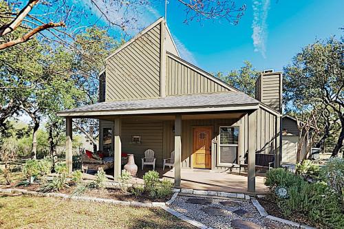 Spicewood House | Bedford Cottage: Family-Friendly Retreat with Pool Access