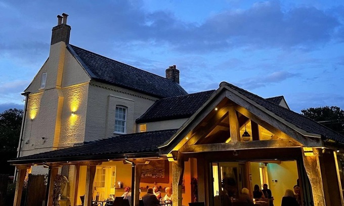 Oxborough Hotel | Guest Favorite: Bedingfeld Arms with Restaurant & Breakfast