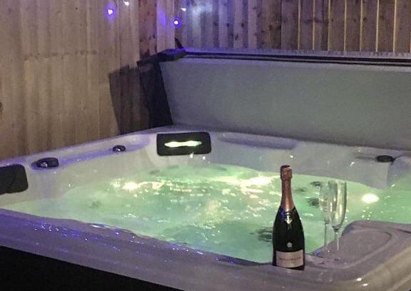 Winterbourne House | Bedrock Lodge: Pet Friendly with Hot Tub & Breakfast