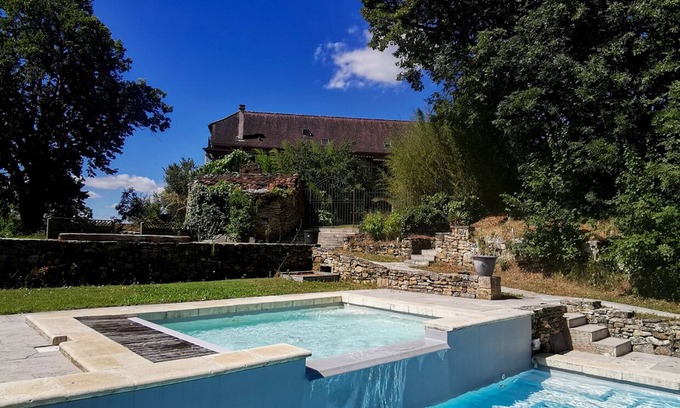 Lunan House | Relaxing Bedroom Retreat at La Cazelle with Pool & Spa
