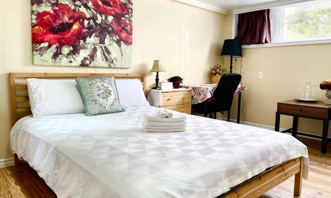Stouffville House | Cozy Bedroom with Private Bath, Pet-Friendly in Toronto