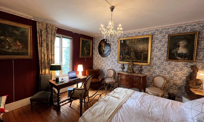 Jussieu Bed & Breakfast | Bedroom XVIII double bed, private bathroom and toilet, in house with garden.