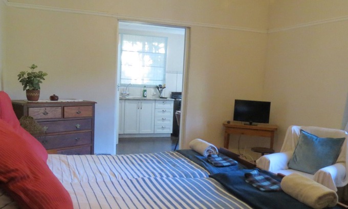 Grahamstown House | Cozy Bedsitter with En-Suite Bath and Full Kitchen Access