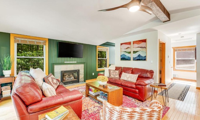 Beech Mountain Ski Chalet | Delightful Bee & Bae Hideaway with Hot Tub and Pet Welcome