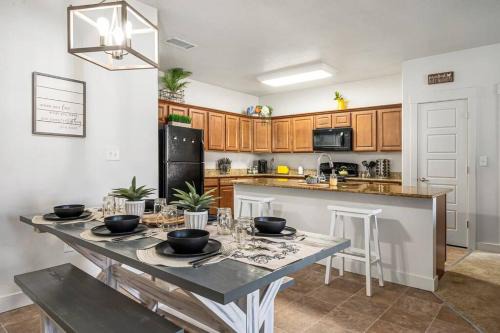 South Jordan Apartment | Bee Chic Retreat in SoJo with Hot Tub & Local Ski Access