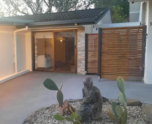 Robina Apartment | Cozy Bee Cottage with Oceanfront Views and Breakfast Included
