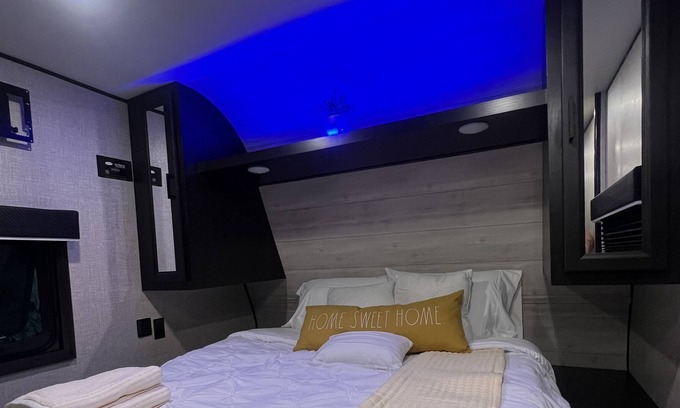 Rotterdam Junction House | Bee (🐝) happy camper! Comfy 30' w/ full bathroom ✨