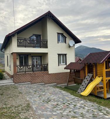 Bukovel Apartment | Bee House Поляниця: Family-Friendly Apartments with Kitchen