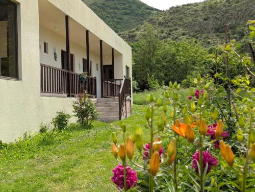 T'ba House | Delightful Bee House: Pet-Friendly Stay with Breakfast