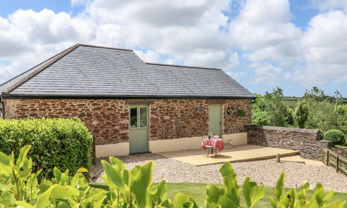 Grampound Cottage | Welcoming Beech Cottage: Pet-Friendly Retreat with Garden