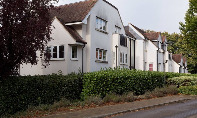 Headington Apartment | Cozy Beech Lodge: Family-Friendly with Kitchen & Breakfast