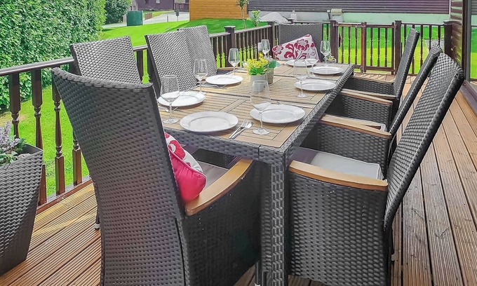 Winnard's Perch Ski Chalet | Ideal 4 Bedroom Retreat in St Columb with Pool & Kitchen
