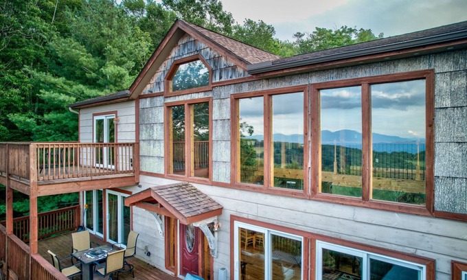 Beech Mountain House | Beech Mountain Breeze - views, pet friendly, hot tub, sleeps 14