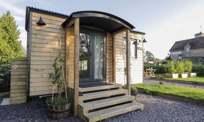 Kemble Cottage | Pet-Friendly BEECH in Kemble: Guest Rated 10/10