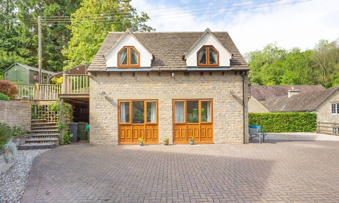 Cranham Apartment | Cozy Beeches Studio: Country Cottage with Breakfast & Kitchen