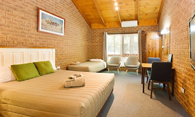 Beechworth Hotel | Relax at Beechworth Carriage Motor Inn with Pool & Spa