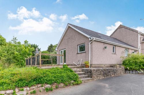 Llanybri Apartment | Discover Beefs Park Farm Annexe: Family-Friendly Retreat