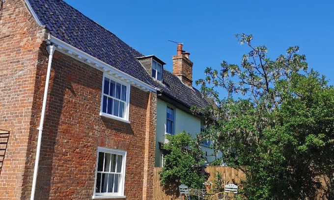 Beccles House | Beehive Cottage: Pet & Child Friendly with High Guest Ratings