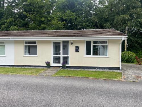 Liskeard House | Discover Beekeepers Cottage: Pet & Child-Friendly Retreat