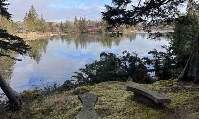 Vinalhaven House | Inviting Beeline Farm on Carver's Cove with Family Amenities