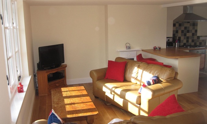 Beer Apartment | Beachside Beer Holiday Maisonette with Balcony & Pool