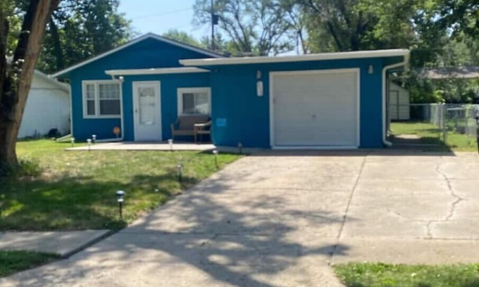 Topeka House | Bee's Place: Guest Rated 10/10 with Family-Friendly Amenities