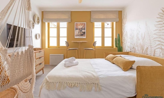 Saint - Michel Apartment | Convenient St Michel Hotel Near Metro, Tram & Stadium