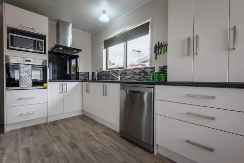 Rotorua House | Beez Kneez: Family-Friendly Retreat with Hot Tub & Breakfast