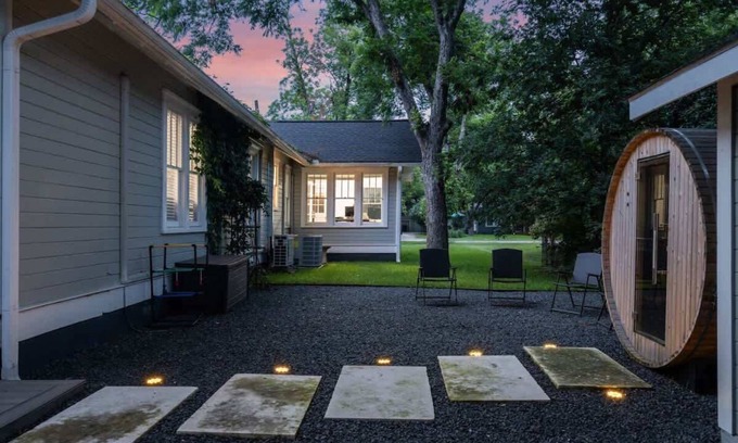 Georgetown House | Behrens Bungalow on Main St! Walk to the Square!