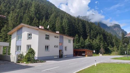 Sankt Leonhard im Pitztal Apartment | Family-Friendly Retreat at beim Holzwurm Andy – Rated 9.6/10