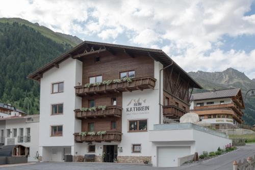 Galtur House | Discover Beim Kathrein: Family-Friendly Retreat with Dining